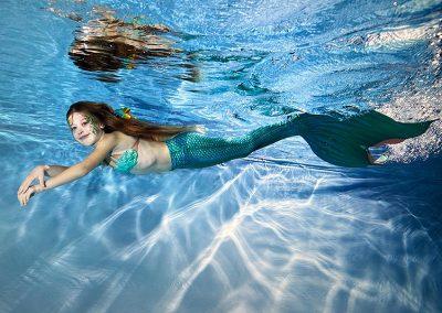 Kleine Meerjungfrau im Unterwasser Fotoshooting