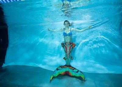 Rohbild von Meerjungfrauen Unterwasser Fotoshooting
